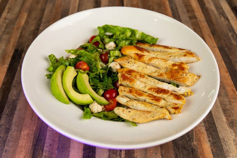 Ensalada con Pollo<br><font color="#00aaa0">$13.99</font>