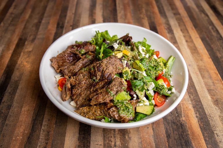 Ensalada con Steak<br><font color="#00aaa0">$21.99</font>