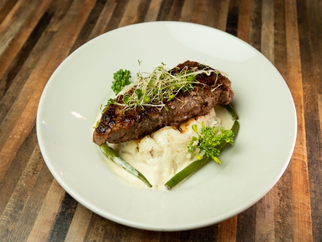 NY Steak con Pure de Papa<br><font color="#00aaa0">$28.99</font>